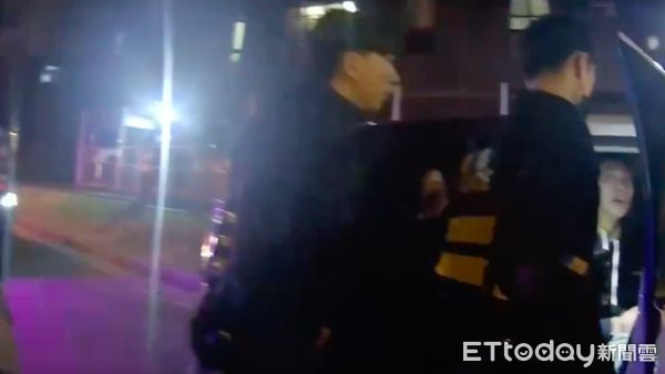 ▲▼楊男被員警壓制逮捕送上警車，楊男反抗造成員警手腳挫傷             。（圖／記者陳以昇翻攝）