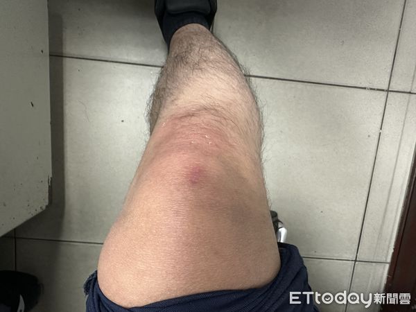 ▲▼楊男被員警壓制逮捕送上警車，楊男反抗造成員警手腳挫傷             。（圖／記者陳以昇翻攝）