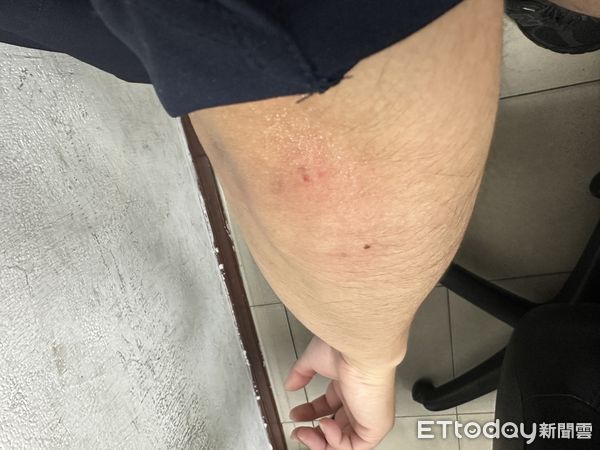 ▲▼楊男被員警壓制逮捕送上警車，楊男反抗造成員警手腳挫傷             。（圖／記者陳以昇翻攝）