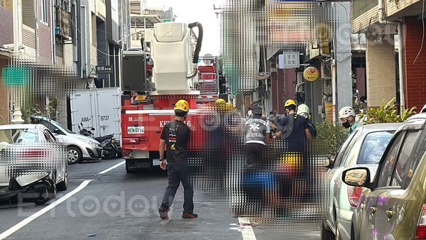 ▲一名女子因「不明原因」從自家5樓墜樓，送醫搶救             。（圖／記者吳世龍攝）