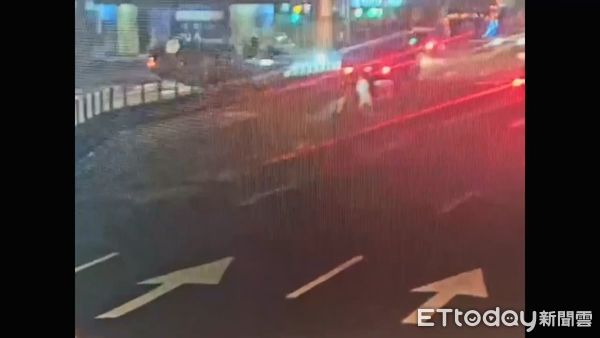 ▲2日凌晨基隆路一多元計程車擦撞內側護欄翻車、車上3人送醫。（圖／記者張君豪翻攝）