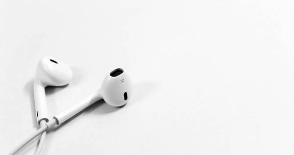 長時間配戴耳機、音量過高，會逐漸使聽力受損，最慘還可能造成永久性損害。（示意圖／Pixabay）