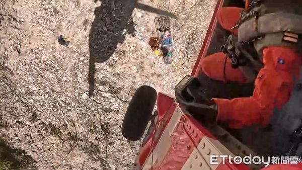 ▲▼女山友摔落能高安東軍山50m深邊坡，黑鷹直升機前往救援。（圖／空勤總隊提供，下同）
