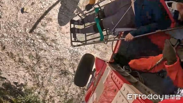 ▲▼女山友摔落能高安東軍山50m深邊坡，黑鷹直升機前往救援。（圖／空勤總隊提供，下同）