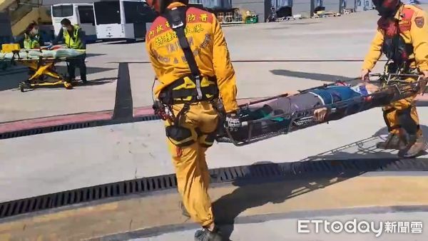 ▲▼女山友摔落能高安東軍山50m深邊坡，黑鷹直升機前往救援。（圖／空勤總隊提供，下同）