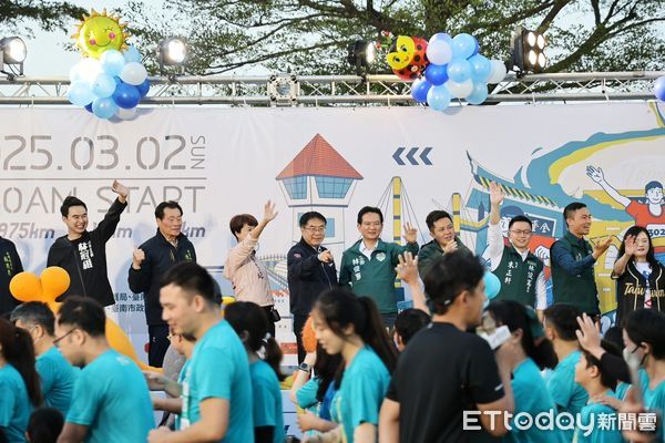 ▲台南古都國際半程馬拉松，2日清晨於永華市政中心熱鬧起跑，台南市長黃偉哲親臨現場鳴笛，為所有選手加油打氣。（圖／記者林東良翻攝，下同）