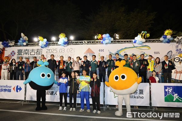 ▲台南古都國際半程馬拉松，2日清晨於永華市政中心熱鬧起跑，台南市長黃偉哲親臨現場鳴笛，為所有選手加油打氣。（圖／記者林東良翻攝，下同）