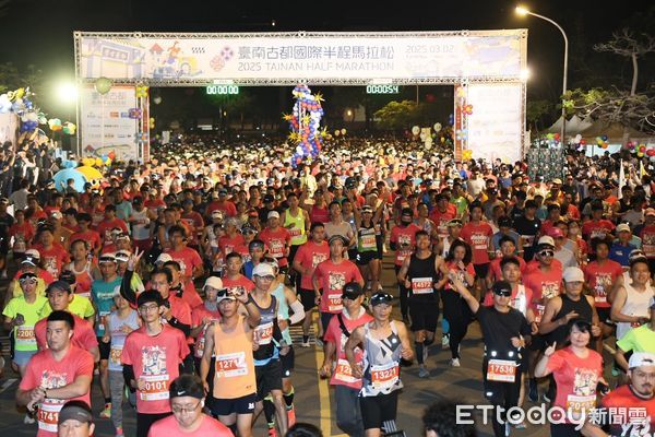 ▲台南古都國際半程馬拉松，2日清晨於永華市政中心熱鬧起跑，台南市長黃偉哲親臨現場鳴笛，為所有選手加油打氣。（圖／記者林東良翻攝，下同）