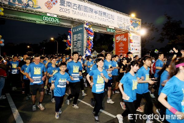 ▲台南古都國際半程馬拉松，2日清晨於永華市政中心熱鬧起跑，台南市長黃偉哲親臨現場鳴笛，為所有選手加油打氣。（圖／記者林東良翻攝，下同）