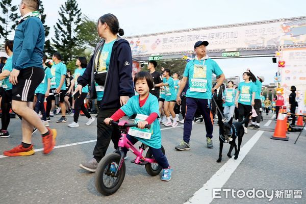 ▲台南古都國際半程馬拉松，2日清晨於永華市政中心熱鬧起跑，台南市長黃偉哲親臨現場鳴笛，為所有選手加油打氣。（圖／記者林東良翻攝，下同）