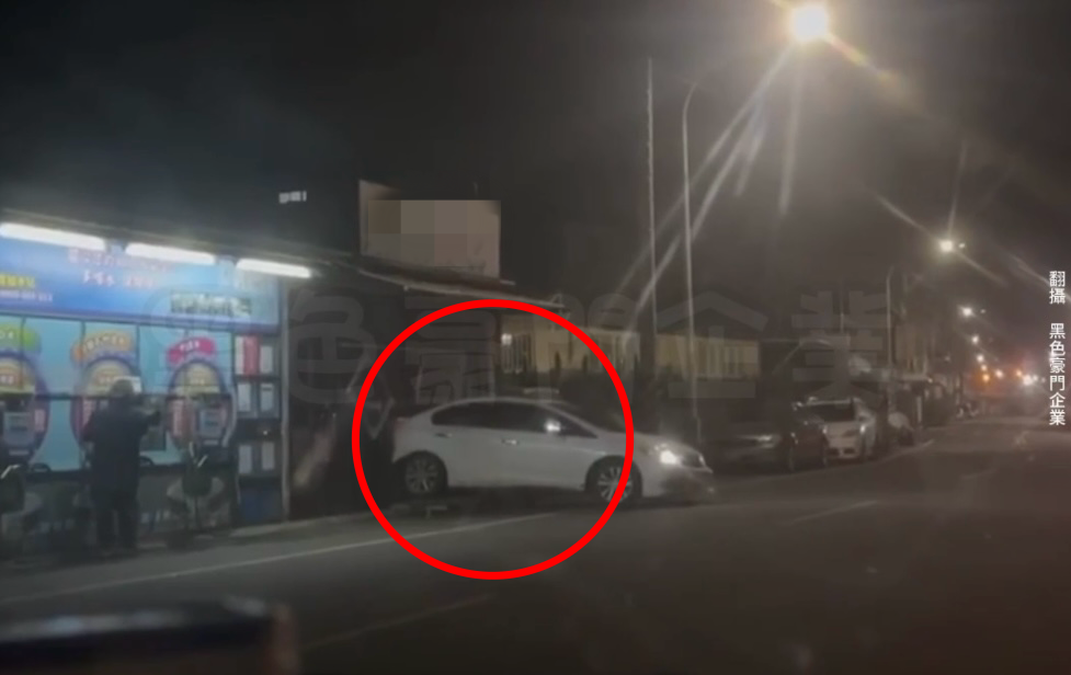 ▲▼分手釀糾紛！高雄麵店深夜遭尋仇，開車來回衝撞門毀窗破。（圖／記者賴文萱翻攝）