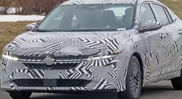 ▲Nissan神秘的轎跑房車現身測試！鎖定中型房車級距。（圖／翻攝自《en.haberler.com》）