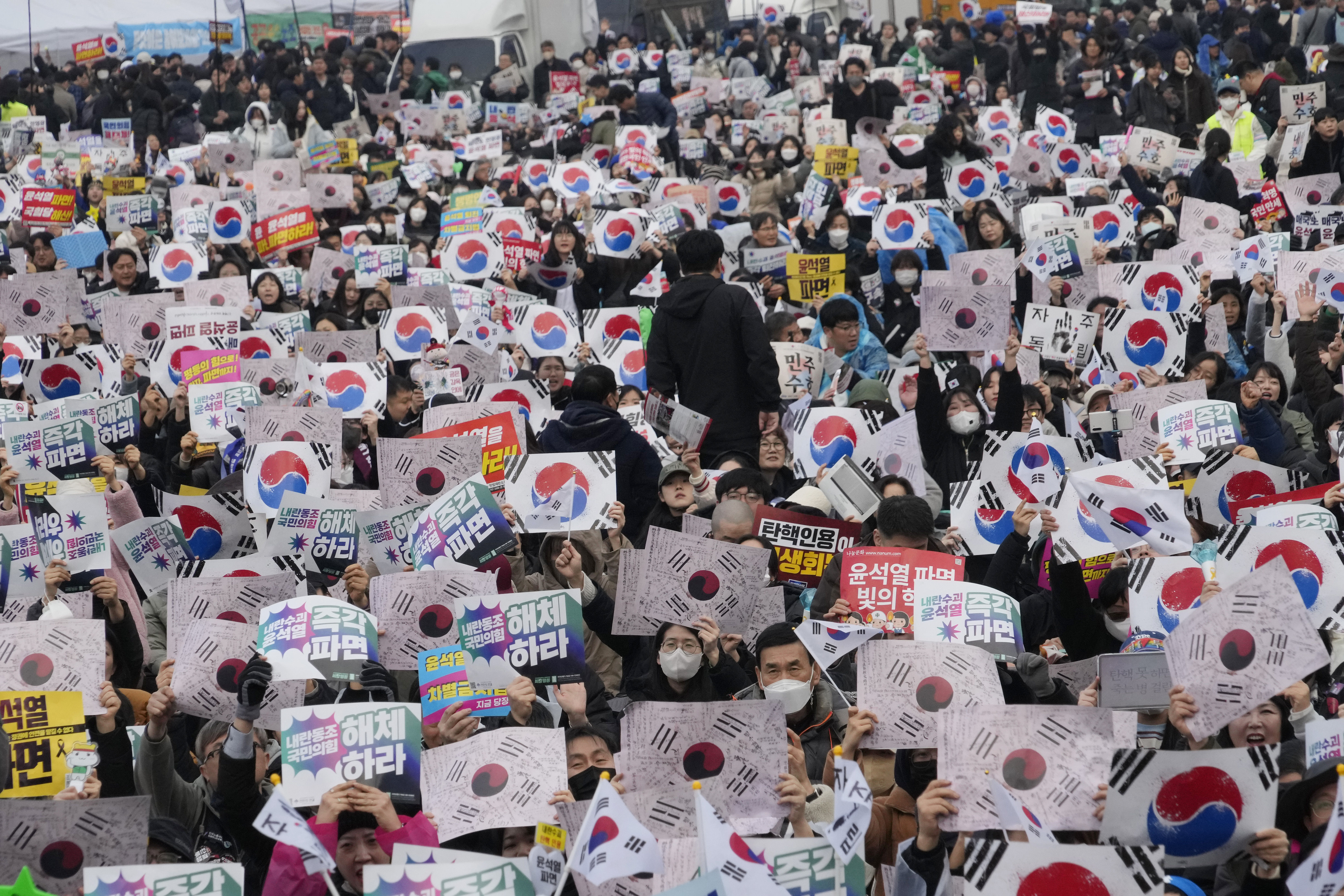 ▲▼贊成彈劾的民眾則在首爾市中心集會，怒批執政黨為助紂為虐的「內亂力量」，要求解散執政黨、罷免尹錫悅。（圖／達志影像／美聯社）