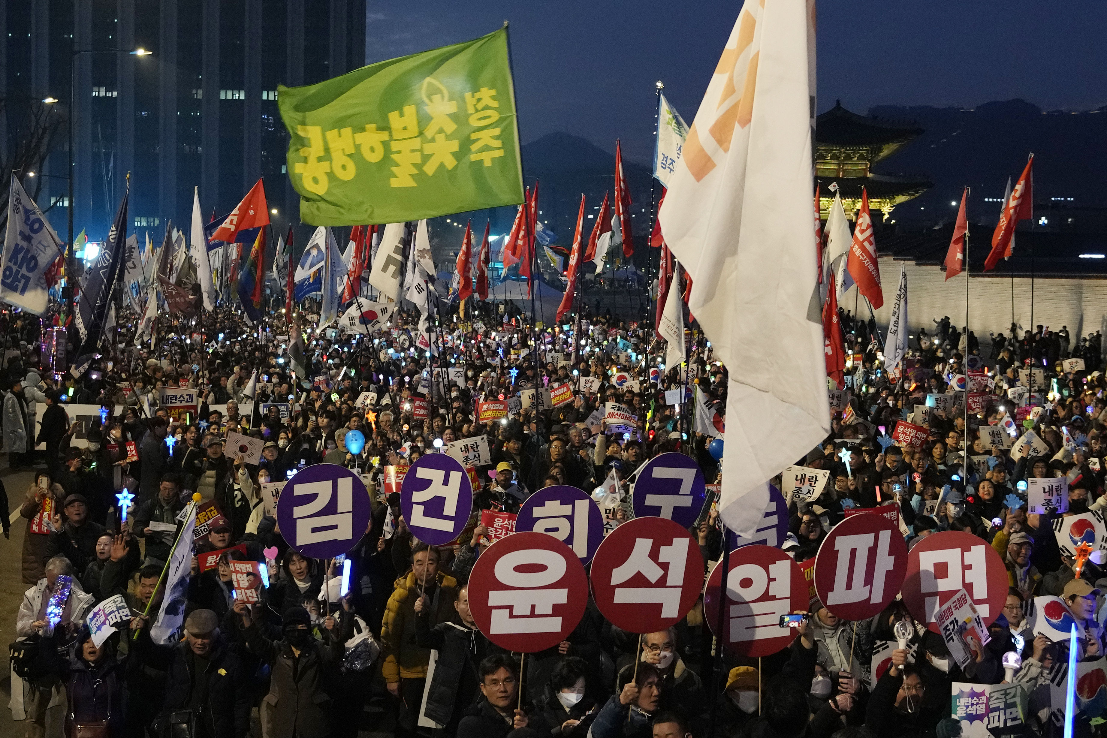 ▲▼贊成彈劾的民眾則在首爾市中心集會，怒批執政黨為助紂為虐的「內亂力量」，要求解散執政黨、罷免尹錫悅。（圖／達志影像／美聯社）