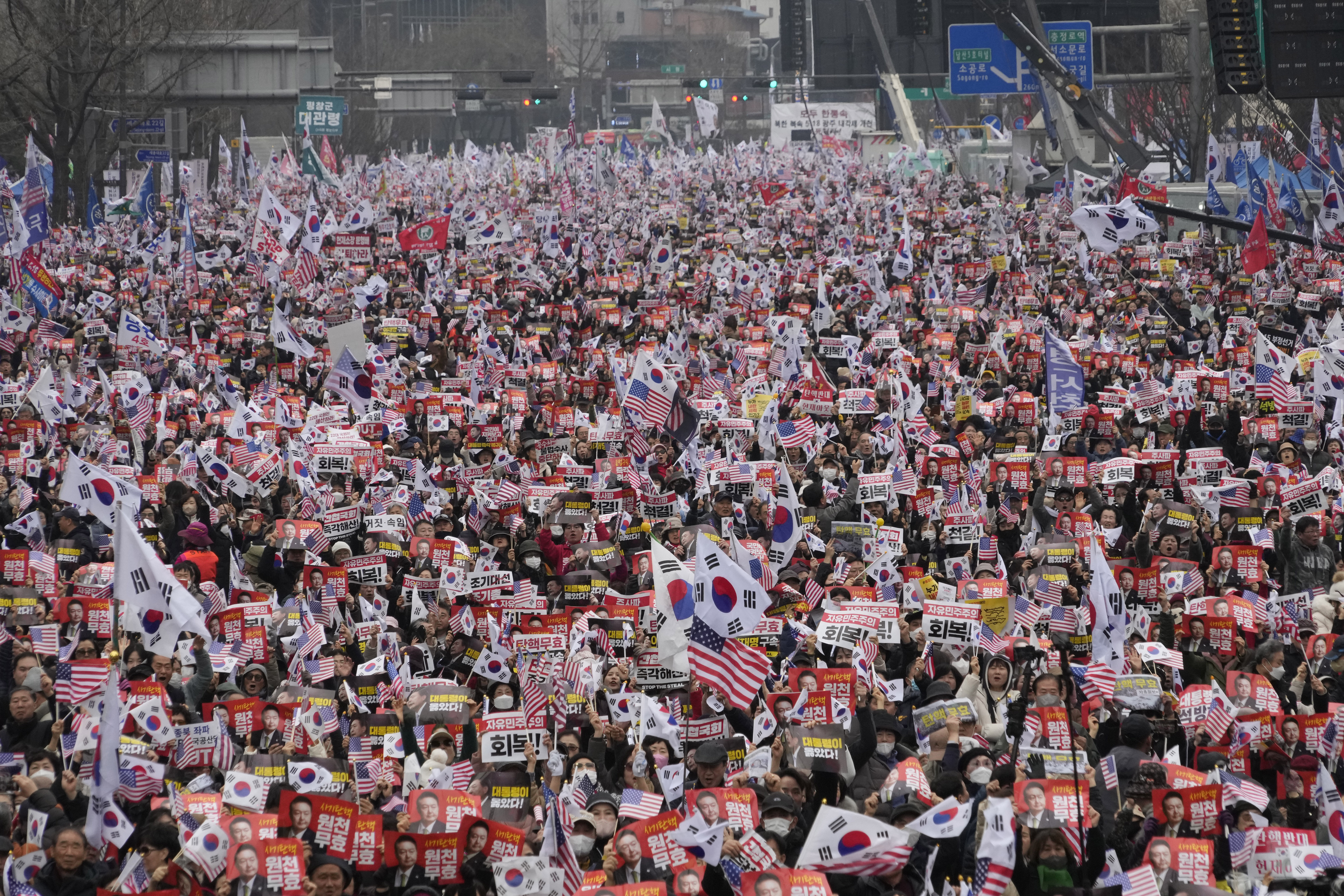 ▲▼保守派群眾聚集首爾光化門，他們反對彈劾尹錫悅，呼籲讓尹重回政壇。（圖／達志影像／美聯社）