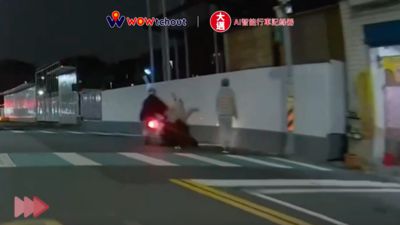 新北騎士恍神撞行人!無辜女騰空翻一圈重摔 驚悚影片曝光