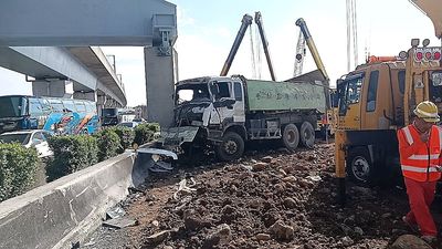 返鄉車潮湧現多路段塞爆 國1砂石車翻覆回堵3公里