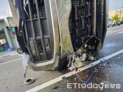 國4上不去!豐原休旅車撞安全島翻車 車流回堵4km到石岡
