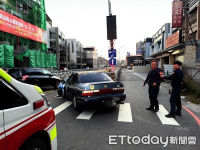 日落逆光太刺眼！高雄轎車衝撞護欄車頭爛了　車上3人全送醫