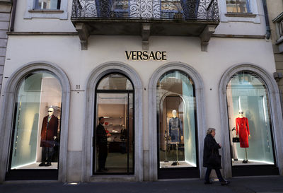 豪擲15億歐元！義大利品牌Prada擬收購Versace　奢侈品業迎震撼交易