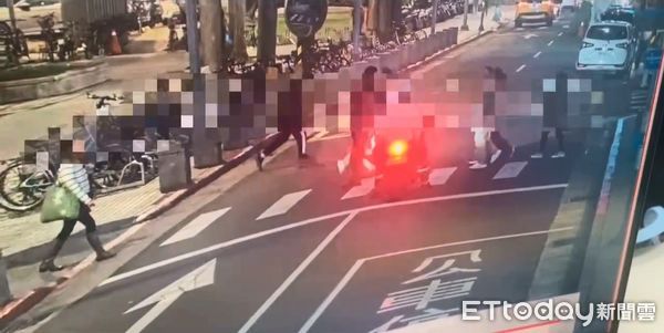 ▲劉姓騎士在行人穿越道前急煞行為，與行人爆發口角衝突。（圖／記者張君豪翻攝）