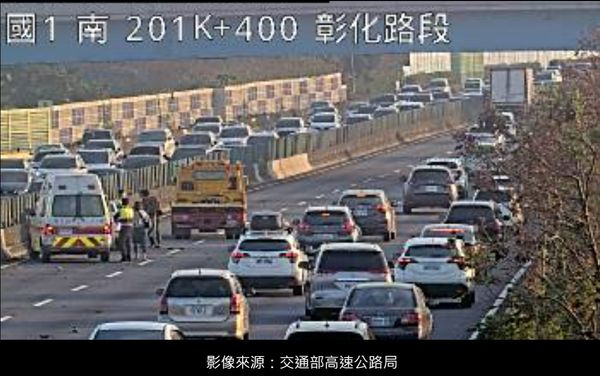 ▲國1南向彰化路段2車追撞回堵。（圖／翻攝自國道1968）