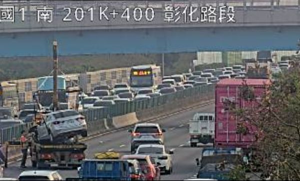 ▲國1南向彰化路段2車追撞回堵。（圖／翻攝自國道1968）