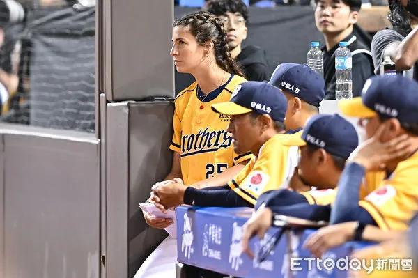 ▲▼中信兄弟打擊教練莎菈（Sarah Edwards）。（圖／記者李毓康攝）