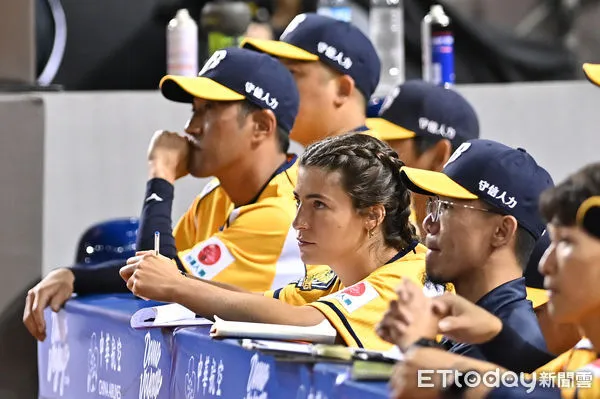 ▲▼中信兄弟打擊教練莎菈（Sarah Edwards）。（圖／記者李毓康攝）