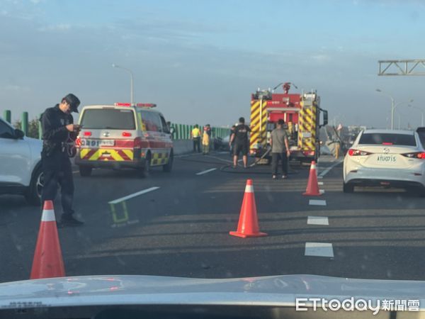 ▲▼雲林小貨車自撞護欄起火剩成骨架，2人逃出1人燒死車內。（圖／民眾提供，下同）