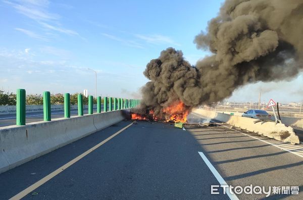 ▲▼雲林小貨車自撞護欄起火剩成骨架，2人逃出1人燒死車內。（圖／民眾提供，下同）