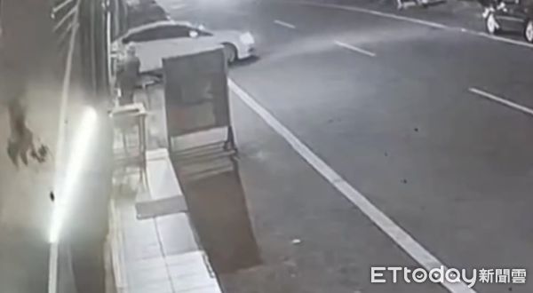 ▲▼分手釀糾紛！高雄麵店深夜遭尋仇，開車來回衝撞門毀窗破。（圖／記者賴文萱翻攝）