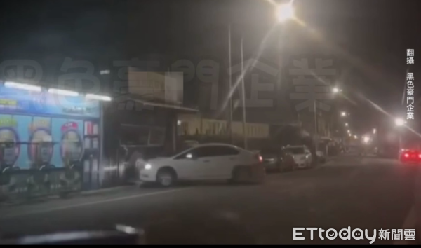 ▲▼分手釀糾紛！高雄麵店深夜遭尋仇，開車來回衝撞門毀窗破。（圖／記者賴文萱翻攝）
