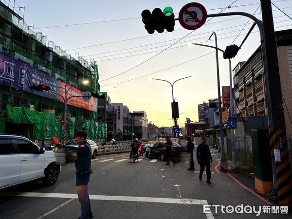 ▲▼ 日落逆光太刺眼！高雄轎車衝撞護欄車頭爛了　車上3人全送醫。（圖／記者賴文萱翻攝）