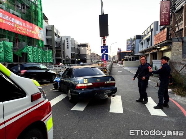 ▲▼ 日落逆光太刺眼！高雄轎車衝撞護欄車頭爛了　車上3人全送醫。（圖／記者賴文萱翻攝）