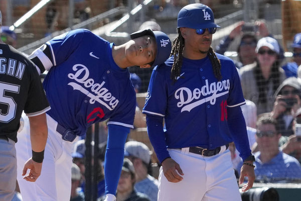 ▲大谷翔平企圖「頭盔撞擊」儀式卻未收到回應。（圖／達志影像／美聯社）