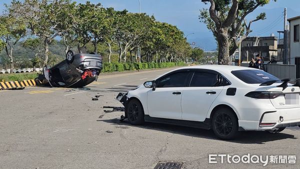 ▲苗栗市經國路、五谷路口昨發生一起事故，肇事車違規闖紅燈衝撞後翻車，造成3人輕傷送醫。（圖／記者楊永盛翻攝）