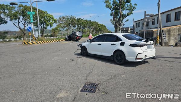 ▲苗栗市經國路、五谷路口昨發生一起事故，肇事車違規闖紅燈衝撞後翻車，造成3人輕傷送醫。（圖／記者楊永盛翻攝）