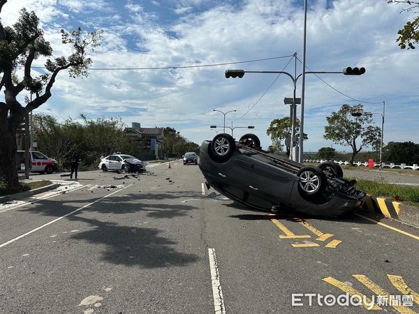 ▲苗栗市經國路、五谷路口昨發生一起事故，肇事車違規闖紅燈衝撞後翻車，造成3人輕傷送醫。（圖／記者楊永盛翻攝）