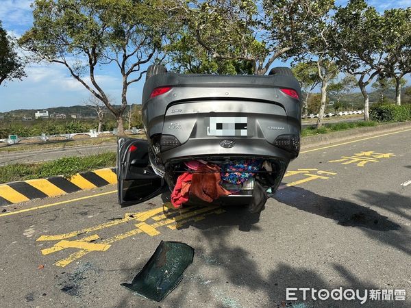▲苗栗市經國路、五谷路口昨發生一起事故，肇事車違規闖紅燈衝撞後翻車，造成3人輕傷送醫。（圖／記者楊永盛翻攝）