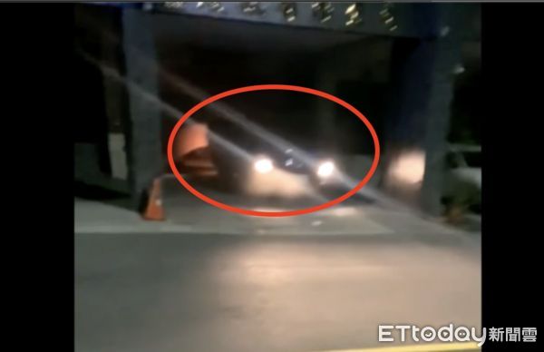 ▲一輛貨車倒車衝撞鐵捲門             。（圖／民眾提供）