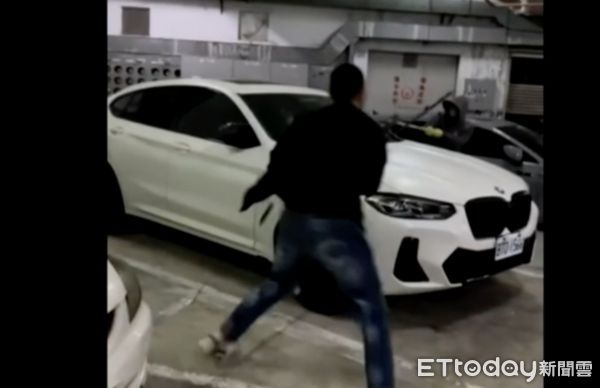 ▲一輛貨車倒車衝撞鐵捲門             。（圖／民眾提供）