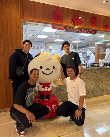 ▲▼清宮幸太郎、萬波中正等火腿球員逛夜市、嗑小籠包。（圖／截自IG：kotarokiyomiya_21）