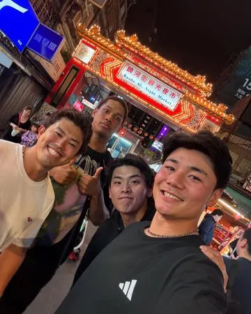 ▲▼清宮幸太郎、萬波中正等火腿球員逛夜市、嗑小籠包。（圖／截自IG：kotarokiyomiya_21）