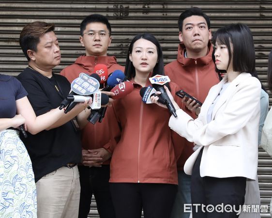 ▲▼罷吳四騎士 成員  聯訪 說明罷免綠委進度 拼補件過關。（圖／記者屠惠剛攝）