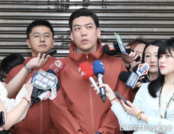 ▲▼罷吳四騎士 成員  聯訪 說明罷免綠委進度 拼補件過關。（圖／記者屠惠剛攝）