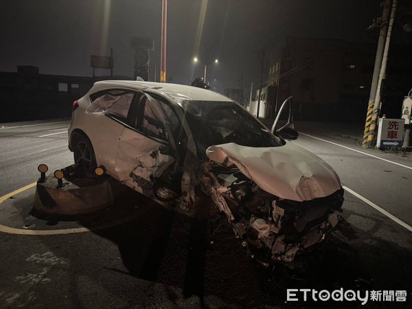 ▲彰化秀水鄉發生自撞車禍駕駛疑搭小黃落跑。（圖／警方提供）