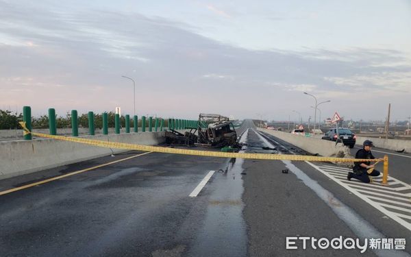 ▲▼雲林台61線北上245K處發生火燒車，駕駛棄車落跑，導致副駕乘客被燒成焦屍。             。（圖／記者游瓊華翻攝）