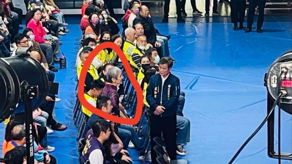 ▲▼             人稱「葉霸」的退休女師葉春蓮起身嗆傅崐萁「通匪」，遭強制帶離現場。（圖／翻攝自花蓮縣議員楊華美臉書）