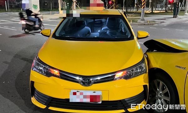 ▲▼高雄深夜2部計程車發生車禍。（圖／記者許宥孺翻攝）